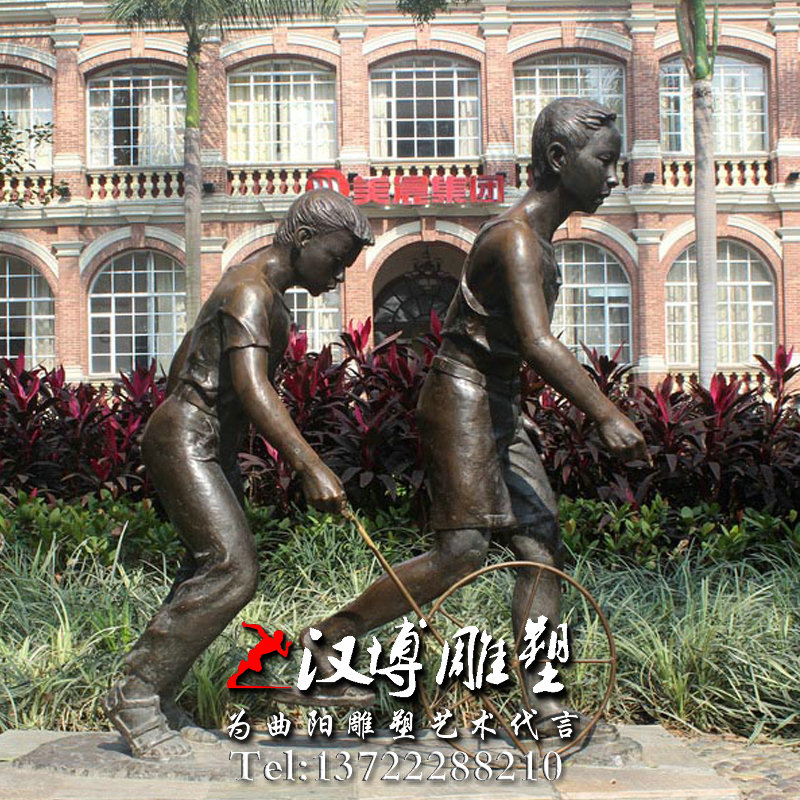 童趣主题雕塑,小孩滚铁圈雕塑,景观雕塑